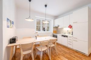 Alpine Zeitgeist Apartment - by myNests