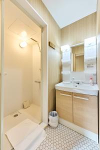 艾屋吉屋 4 minutes to Daisho Station, 3 stops to Shinsaibashi, brand new private house, 3 toilets, 2 bathrooms, suitable for large family travel