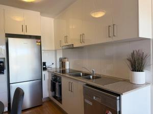 2B2B unit Near CBD w courtyard fun in Norman Park