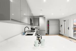 Finchley Penthouse | Sleeps 8 | Long Stay Discount | LDN