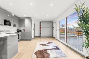 Finchley Penthouse | Sleeps 8 | Long Stay Discount | LDN