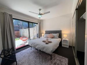 2B2B unit Near CBD w courtyard fun in Norman Park