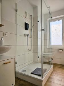 Schöne große Ferienwohnung 79m2 und 2 Bäder, Zentrumnah, 2OG