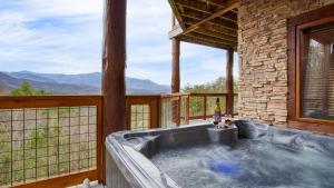 Pinnacle Chalet by AvantStay Luxury Cabin w Panoramic Views Fireplace Game Room