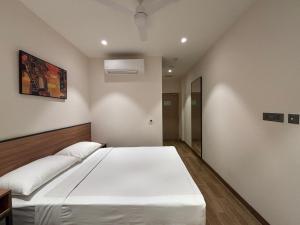 Round D Clock, IGI Airport