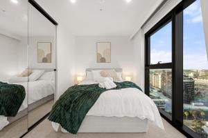 Luxury 2BR Docklands Apartment Panoramic City & Waterfront Views