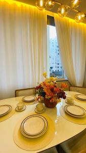 Apto Completo - 400mt da Praia - 2 Quartos - 2 Banheiros - Próx Copacabana Palace - 1 Vaga Estacionamento Somente Para Veiculo Pequeno e Medio