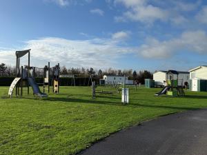 Skegness Fields 107 - Hot tub caravan, pet friendly, wifi - Meadow Lakes Caravan and Lodge Hire