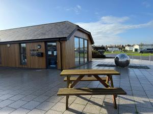 Skegness Fields 107 - Hot tub caravan, pet friendly, wifi - Meadow Lakes Caravan and Lodge Hire