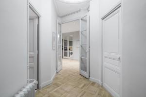 Spacious and elegant 2BR airconditioned Trocadéro
