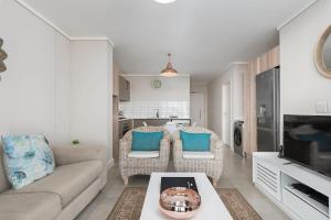 LuxeStay 2-Bed Century City Gem