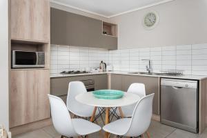 LuxeStay 2-Bed Century City Gem