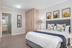 LuxeStay 2-Bed Century City Gem