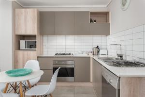 LuxeStay 2-Bed Century City Gem