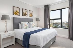 LuxeStay 2-Bed Century City Gem