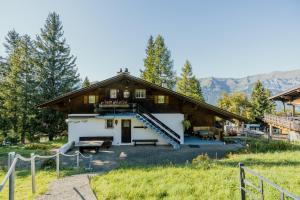 Cozy Alpine Lodge - Hot Tub & Balcony Views