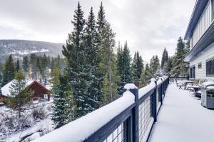 Hot Tub and Game Room! Luxury Blue River Retreat