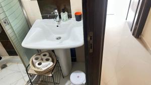 Monopolios résidence à côté de la gare une salon une chambre cuisine américain bien équipé Wi-Fi TV garage ascenseur à côté du moule cétait Center et McDonalds cest à côté de la plage