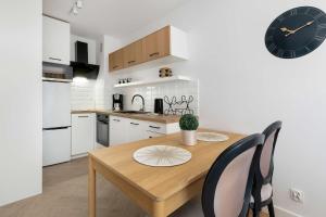 Modern Apartment with Garden and Parking in Gdańsk by Noclegi Renters