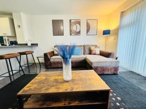 4 bedroom Sleeps 8 Longstay Discounts FreeParking Free WiFi