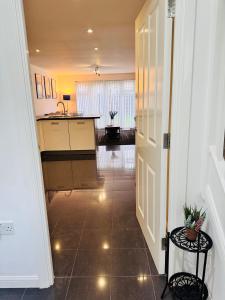 4 bedroom Sleeps 8 Longstay Discounts FreeParking Free WiFi