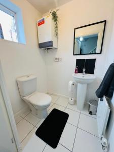 4 bedroom Sleeps 8 Longstay Discounts FreeParking Free WiFi