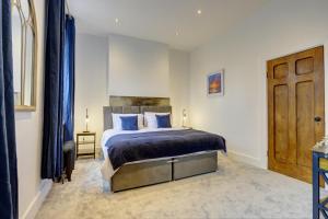 Large 6BDR House By Homebird Property Management Short Lets & Serviced Accommodation Leeds With Secured Parking & Garden Area