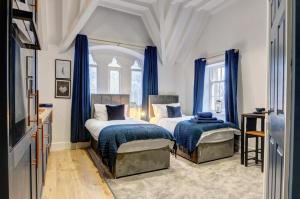 Large 6BDR House By Homebird Property Management Short Lets & Serviced Accommodation Leeds With Secured Parking & Garden Area