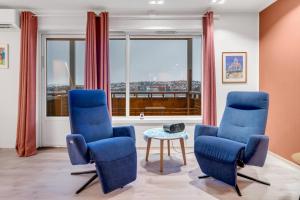 Apartment with view of the city