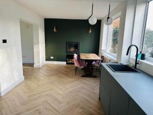 Relax in Comfort, Renovated 3 Bed Nuthall Retreat