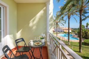 BnB Homes Apartment with cozy Terrace & 2 Swimming pools near the heart city