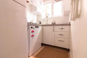 Chic 2BR Gem on Moda Iconic Antiques Street