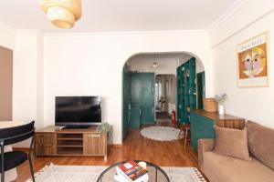 Chic 2BR Gem on Moda Iconic Antiques Street