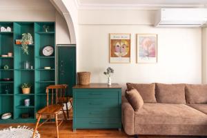 Chic 2BR Gem on Moda Iconic Antiques Street