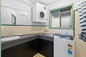 Modern Loft Hideaway 1BR parking Bright Chic springhill6