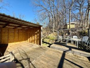 Workers Apartment - 2 BR - 6 Beds - Near Volvo - Parking