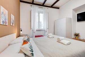 Fine Line House in Trastevere, with Puccio