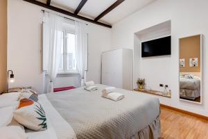 Fine Line House in Trastevere, with Puccio