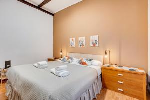 Fine Line House in Trastevere, with Puccio