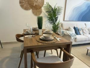 Modern 2-BR Apartment Facing the Pool