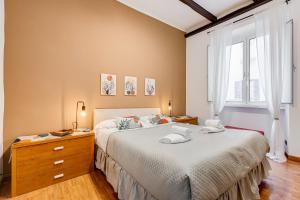 Fine Line House in Trastevere, with Puccio