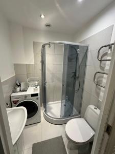 Kingsize bed SELF CHECK IN & Smart tv and FREE Parking