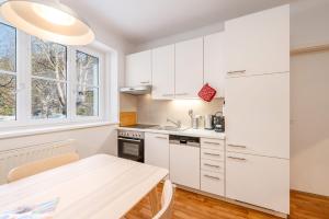 Alpine Zeitgeist Apartment - by myNests