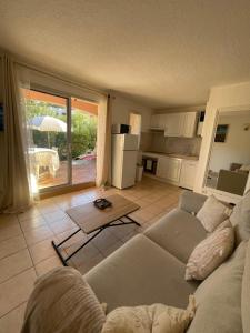 Rez-de-jardin Pinède Piscine Clim proche Plage Village naturiste 230