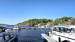 Stay central & close to the sea in Henån SE09155