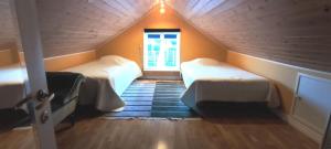 Stay central & close to the sea in Henån SE09155