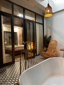 Quiri Lakeside Hotel Cat Ba