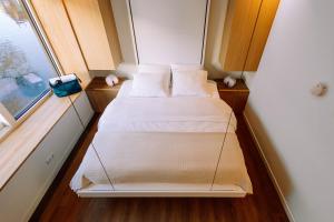 The Amsterdam Houseboat Family - de Jordaan Brand New Houseboat!