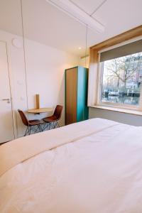 The Amsterdam Houseboat Family - de Jordaan Brand New Houseboat!