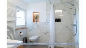 Apartment Leinetal - bester Schlafkomfort in hochwertiger Hotelbettwäsche, 3 Zimmer - große Küche, Duschbad & Parkplatz